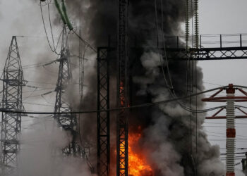 Russia Strikes Ukrainian Power Grid as Kyiv Targets Russian Oil Facilities