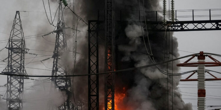 Russia Strikes Ukrainian Power Grid as Kyiv Targets Russian Oil Facilities